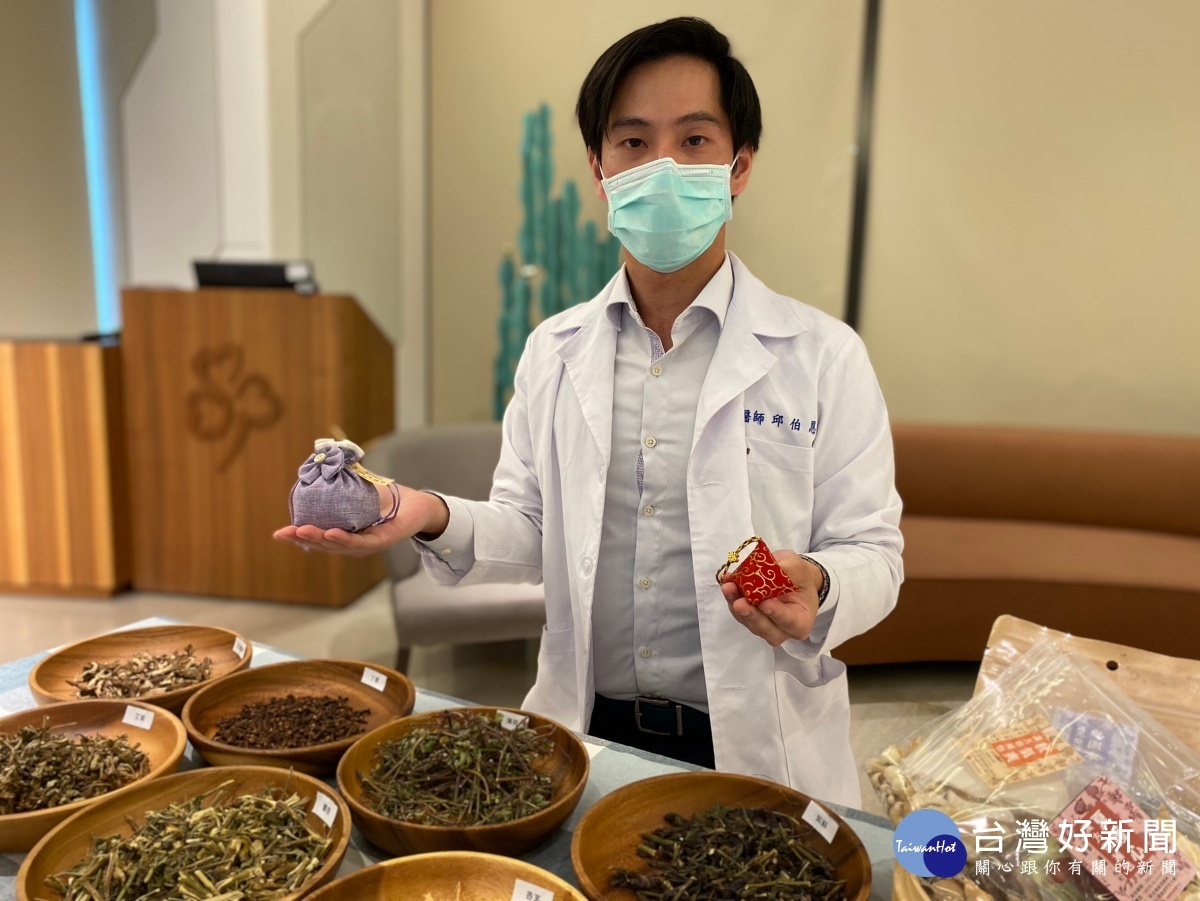 秀傳中醫部邱伯恩醫師現場示範做防蚊香包。圖／彰化秀傳醫院提供