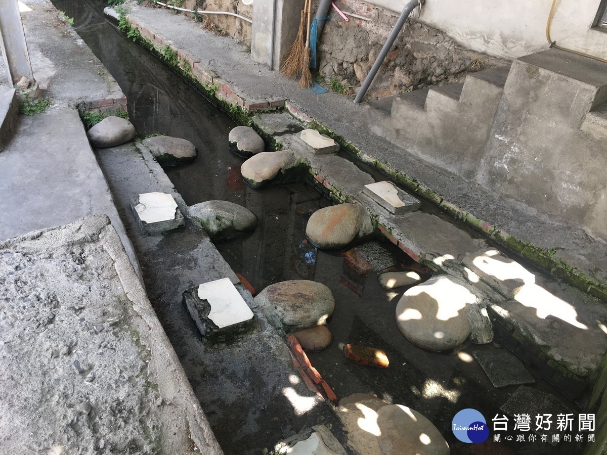 南投市龍泉社區也有一處冷泉洗衣場。(記者扶小萍攝)