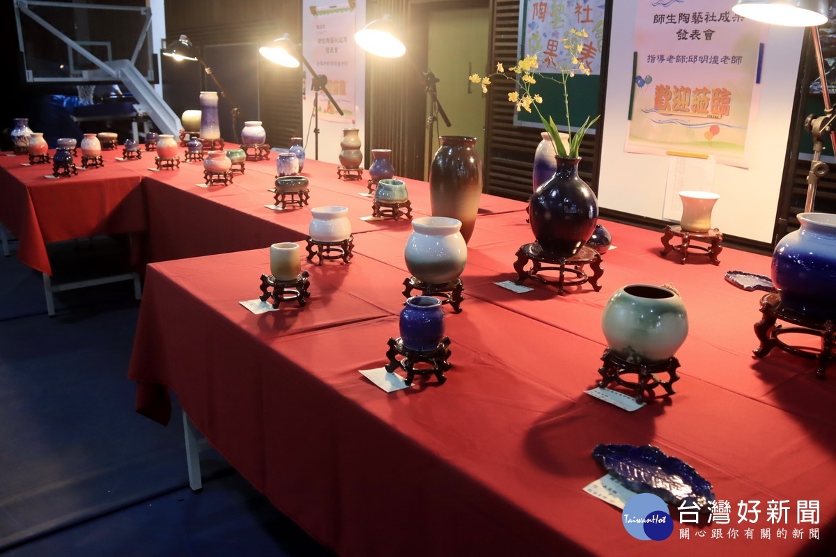 陶藝社展成果。(記者扶小萍攝)