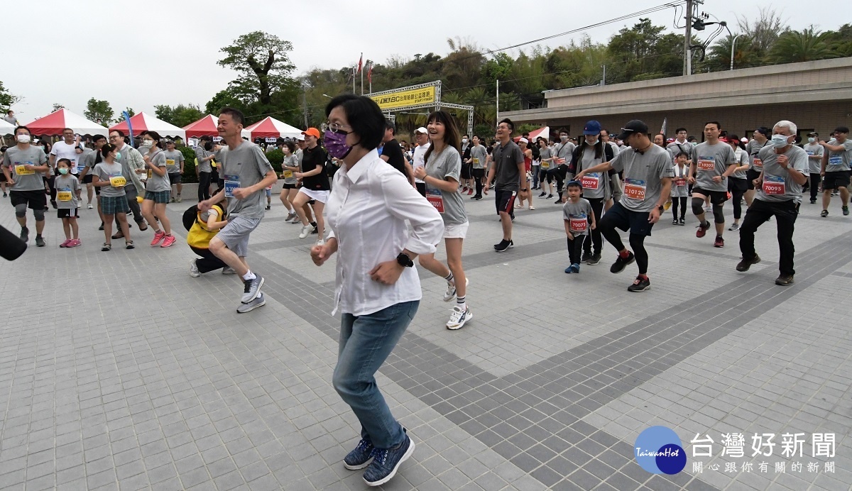 縣長王惠美參加台灣柏釧公益路跑開跑前暖身運動。