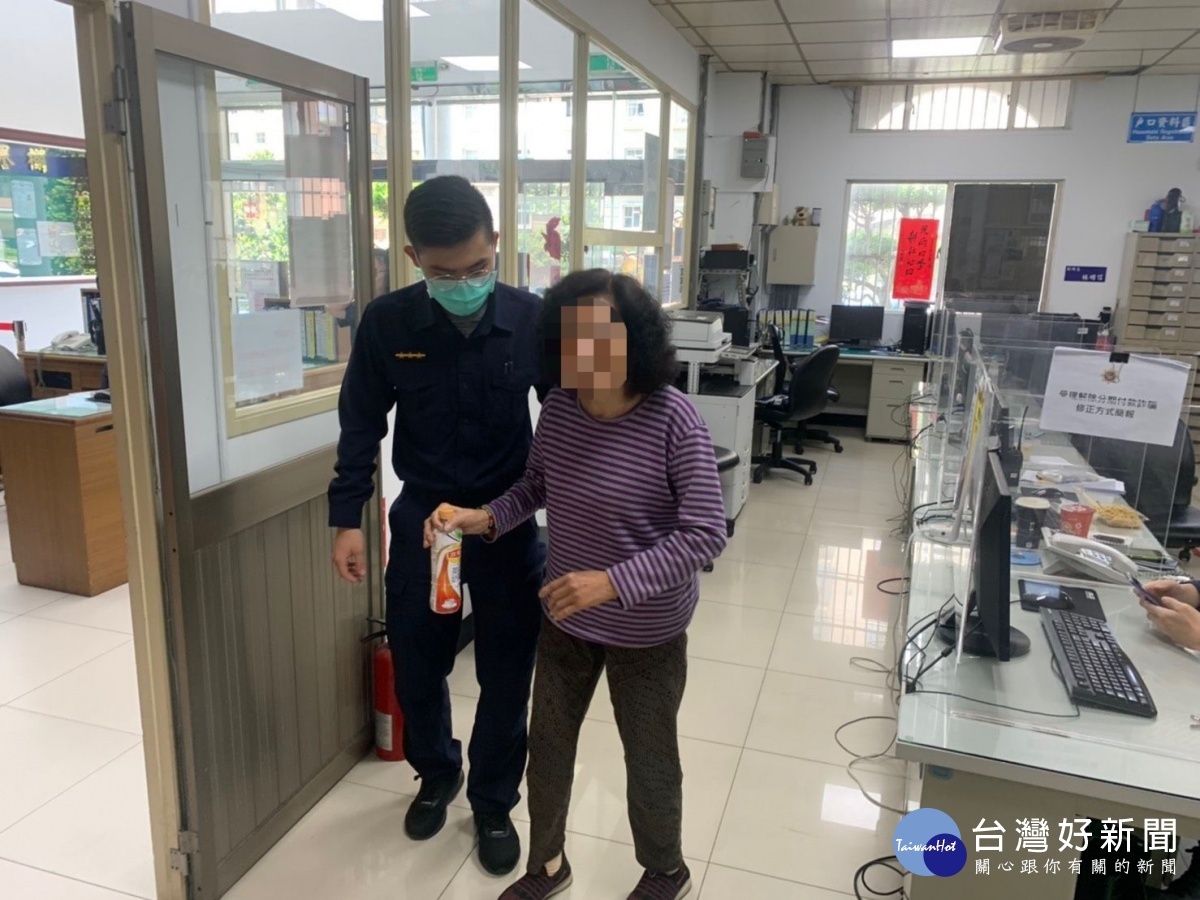 81歲老婦散步迷途,巡邏員警協助返家