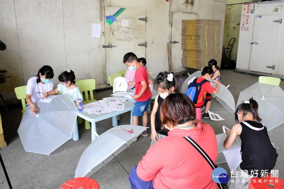 百寶村內進行雨傘彩繪。圖/彰化縣政府提供