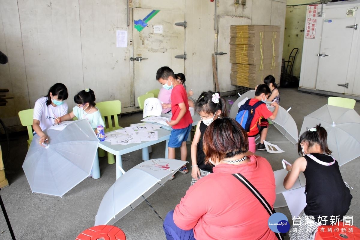 百寶村內進行雨傘彩繪。圖／彰化縣政府提供