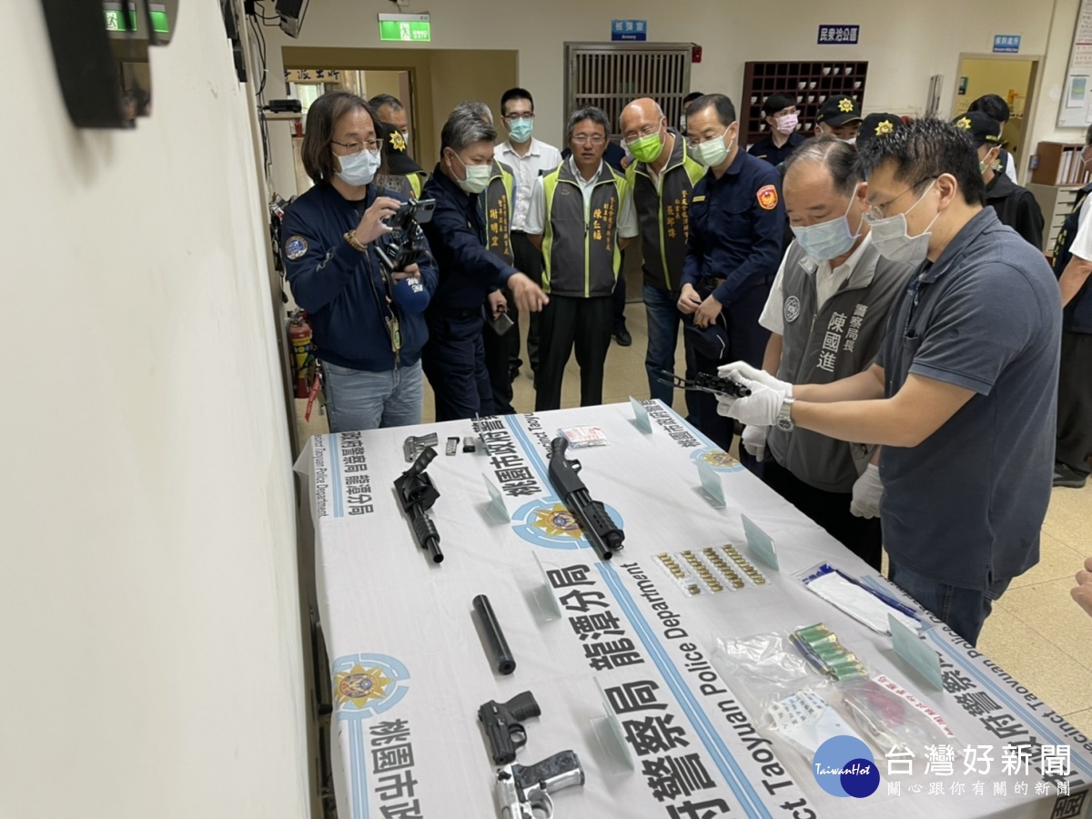 警方起獲各式長短槍枝6支、子彈59顆(霰彈槍2支,霰彈21顆,衝鋒槍1支、手槍3支,子彈38顆)及三級毒品36包(愷他命毛重39.3公克)