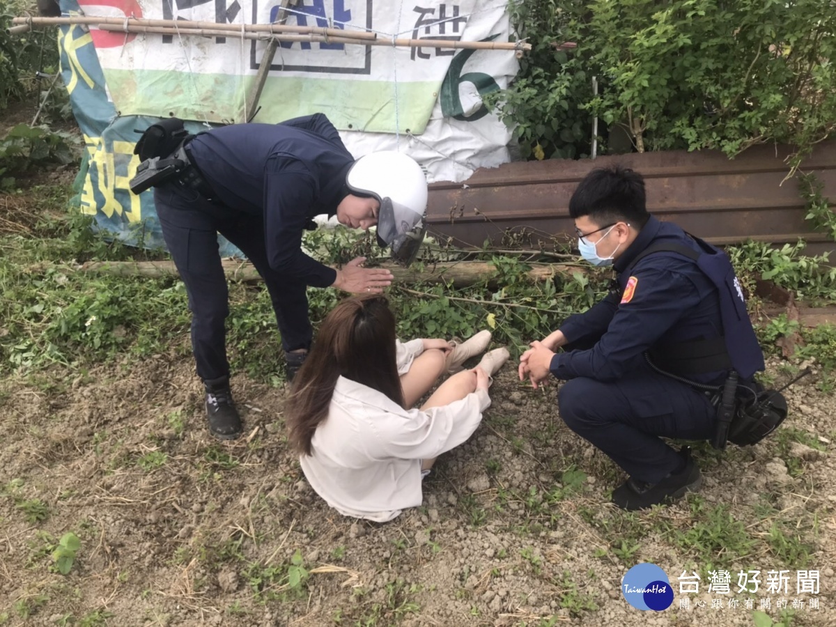 婦人負氣離家摔田梗,巡警聞聲救援