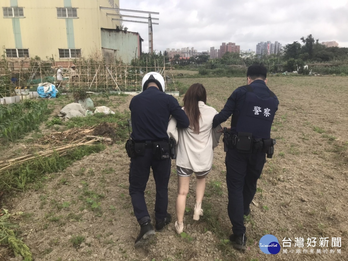 婦人負氣離家摔田梗,巡警聞聲救援