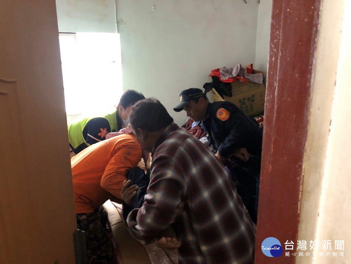 發現金姓民眾臥躺於床上,意識昏迷,全身抽蓄,隨即送往醫院救護。
