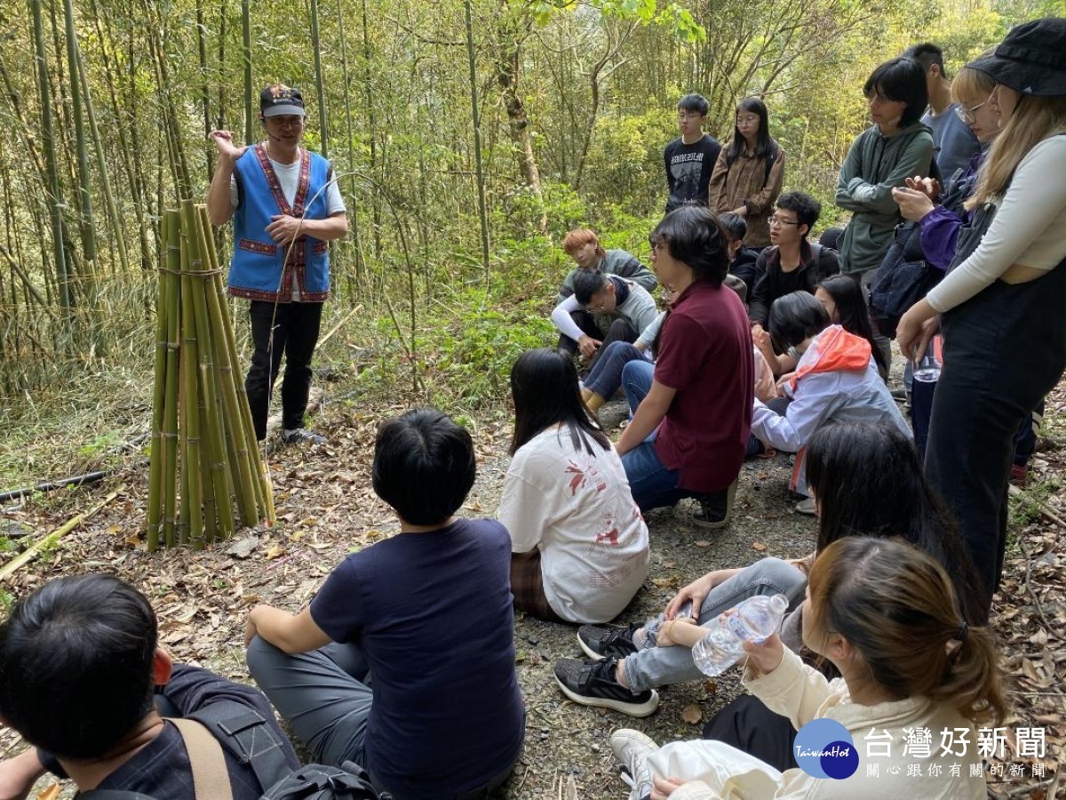 中原景觀大一學生用心聆聽卡維蘭部落獵人分享狩獵故事，更加認識部落生活型態。