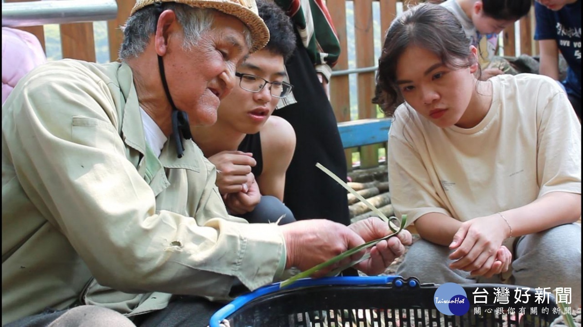部落手藝實作體驗,復興鄉卡維蘭部落長者指導中原大學學生製作部落童玩。
