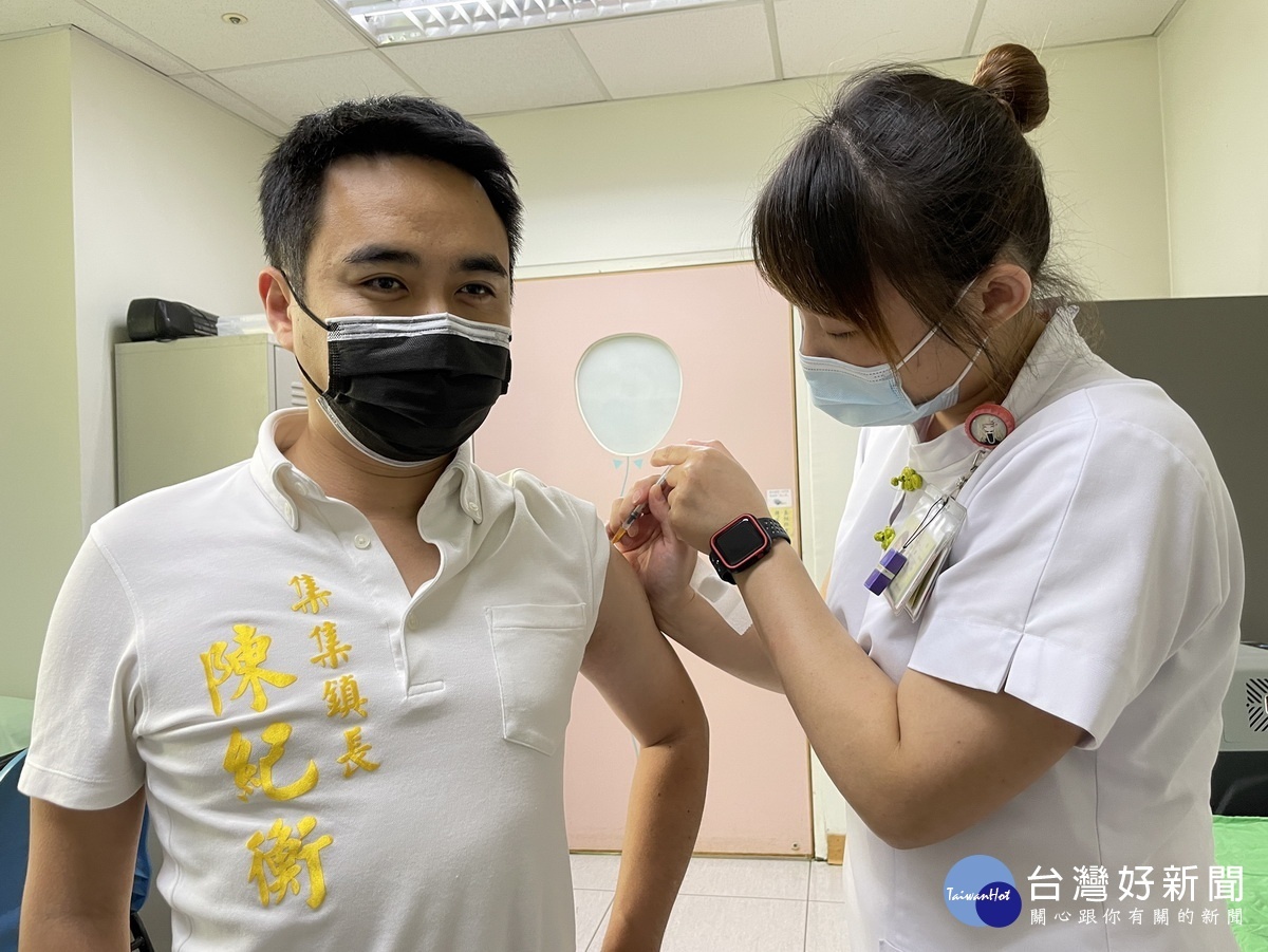 集集鎮長陳紀衡接種AZ疫苗。