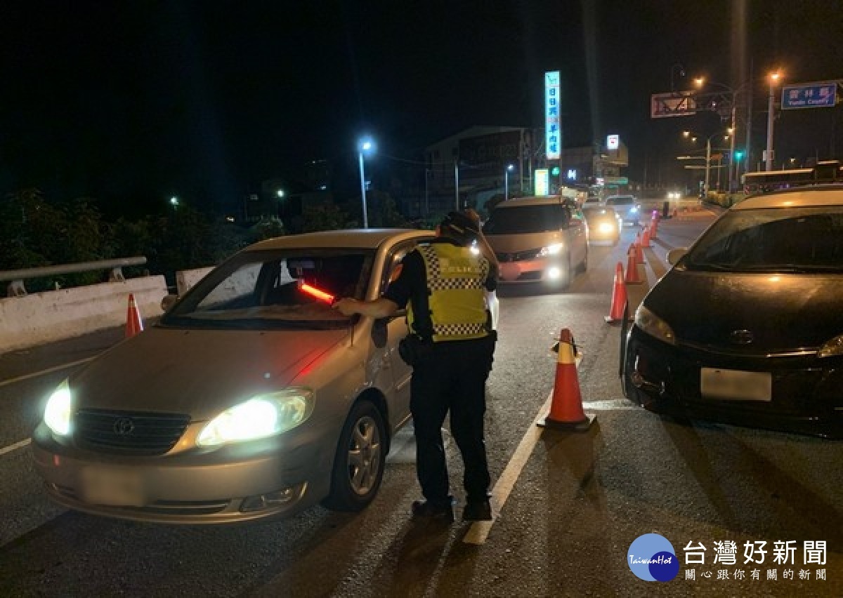 雲嘉警方在縣市交界路段以優勢警力執行區域聯防封鎖式路檢，加強執法強度及密度，有效嚇阻酒駕案件發生。