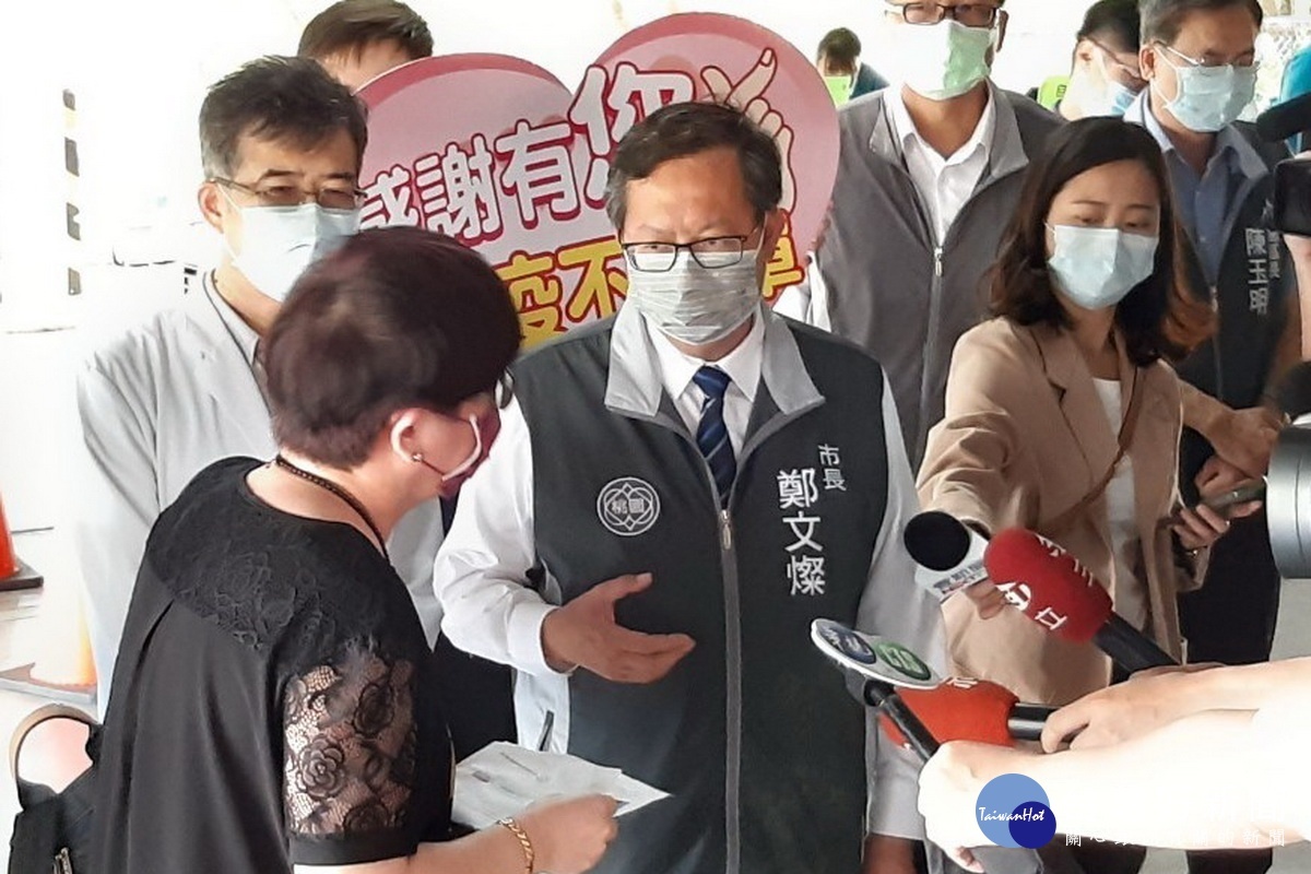 桃園市長鄭文燦前往部立桃園醫院訪視接種新冠肺炎疫苗的航空公司機組員及自費民眾。