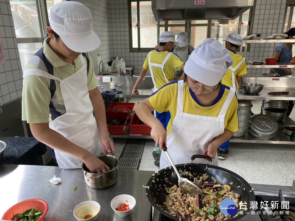 一身好本領送愛到鄉鄰 二水國中生為長者製作時令餐盒