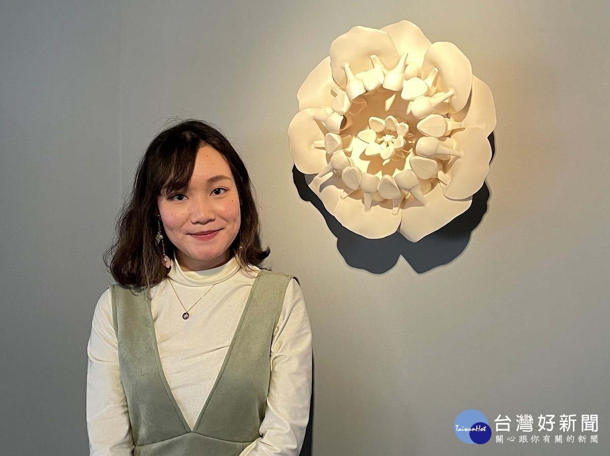 首次公開展出以植物寓意的《食人花》,色調素白卻呈現華麗感