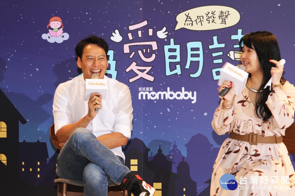 藝人艾力克斯在為愛朗讀講座中分享幫助孩子雙語學習及親子共讀經驗。(圖/寰宇家庭提供)