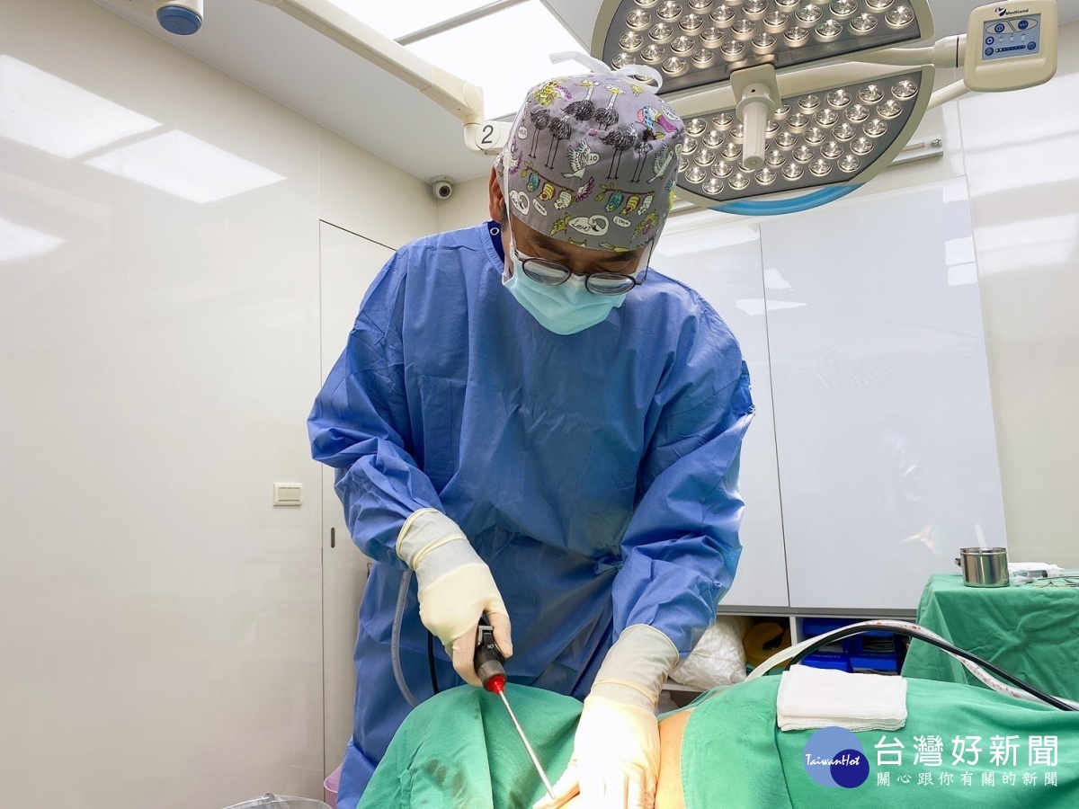 整形外科洪章桂醫師進行狐臭手術。