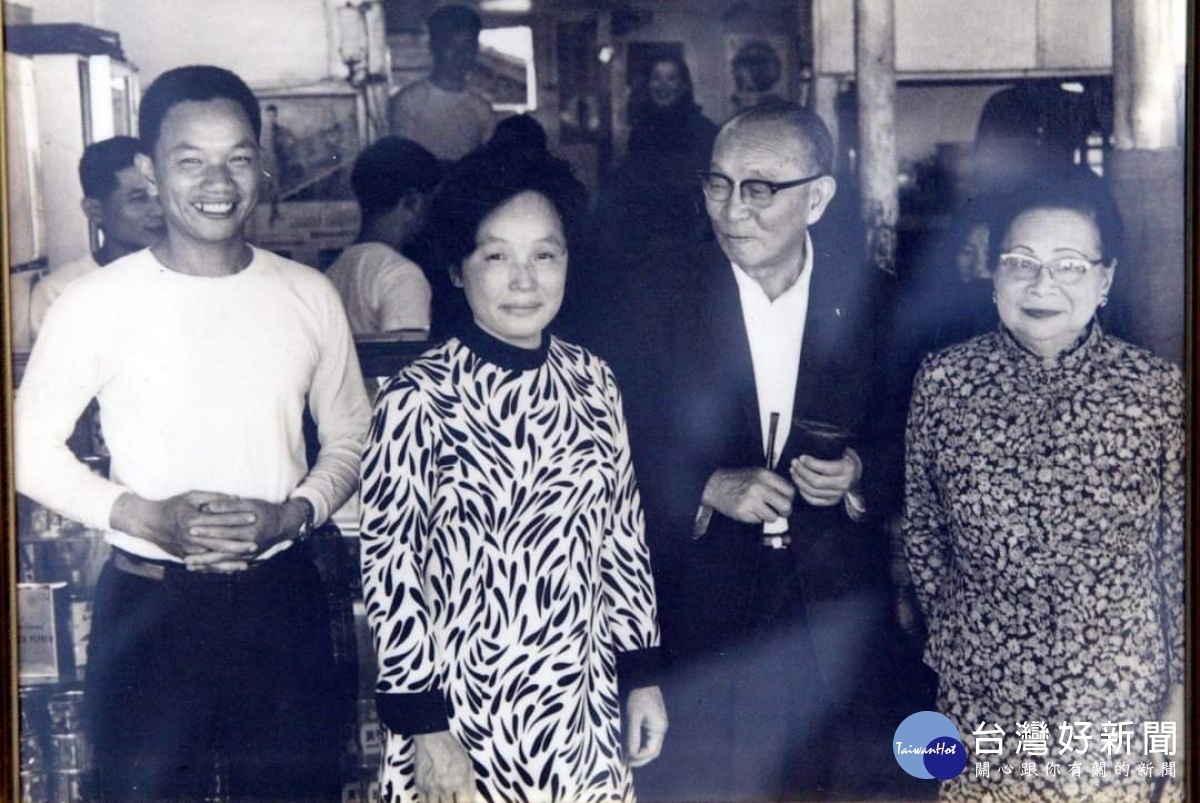 吳壽春(左一)與吳錦霞(左二)一肩扛起阿霞飯店家族事業。