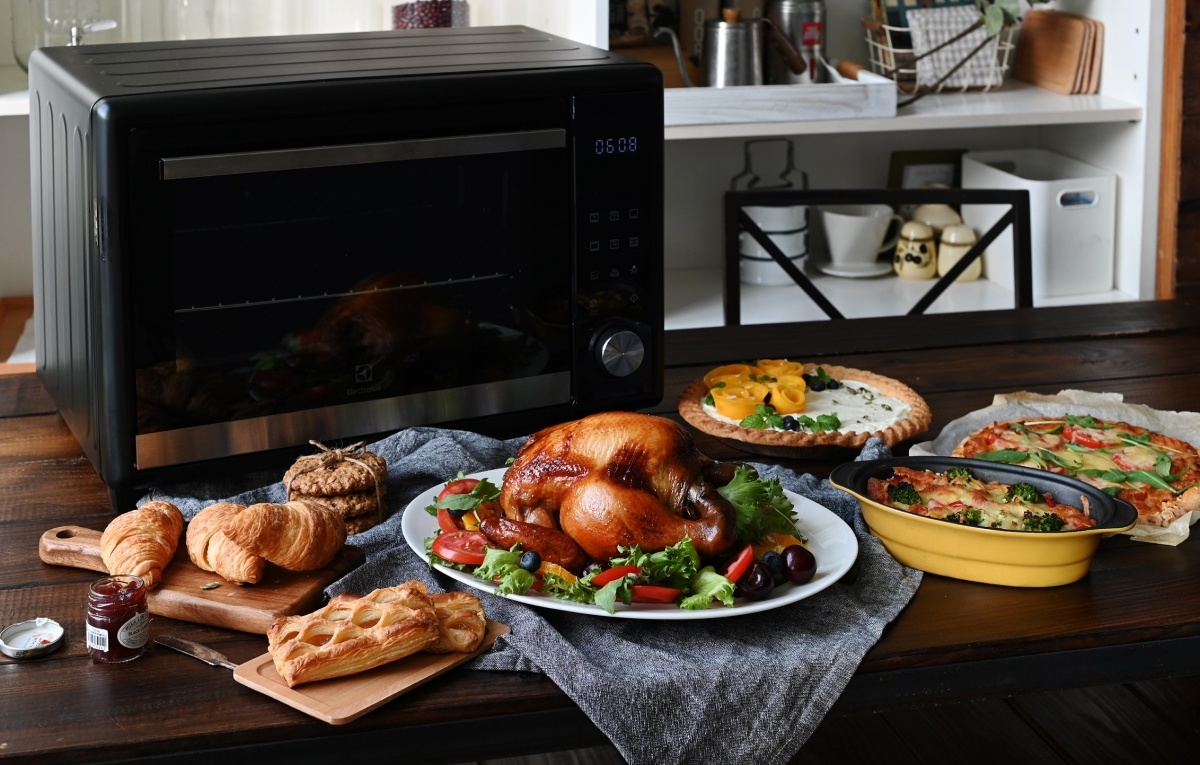 伊萊克斯40L電子式精準控溫旋風烤箱，烘焙新手也可輕易完成多道大師級料理。