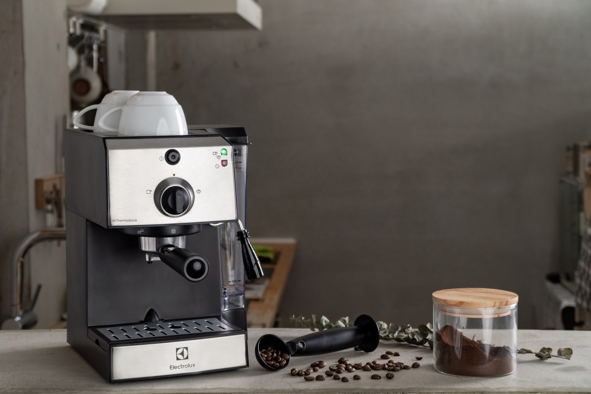 伊萊克斯半自動義式咖啡機，可製作多種咖啡飲品，滿足氣質媽咪各種風味需求。