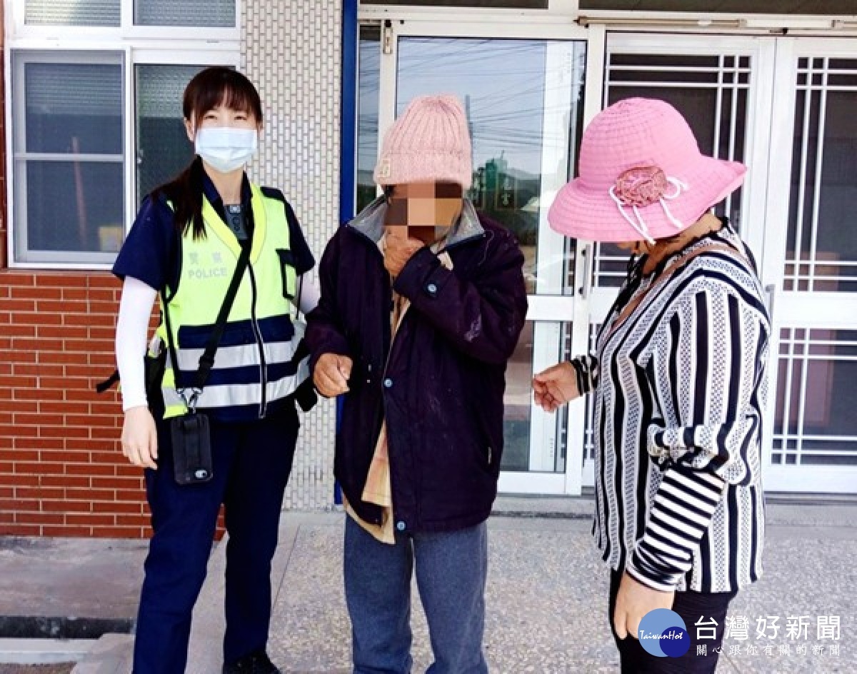 老翁因機車老舊故障受困車道進退不得,口湖所警員王瑄真即時予以協處,避免阻礙交通及防範可能發生的危害。