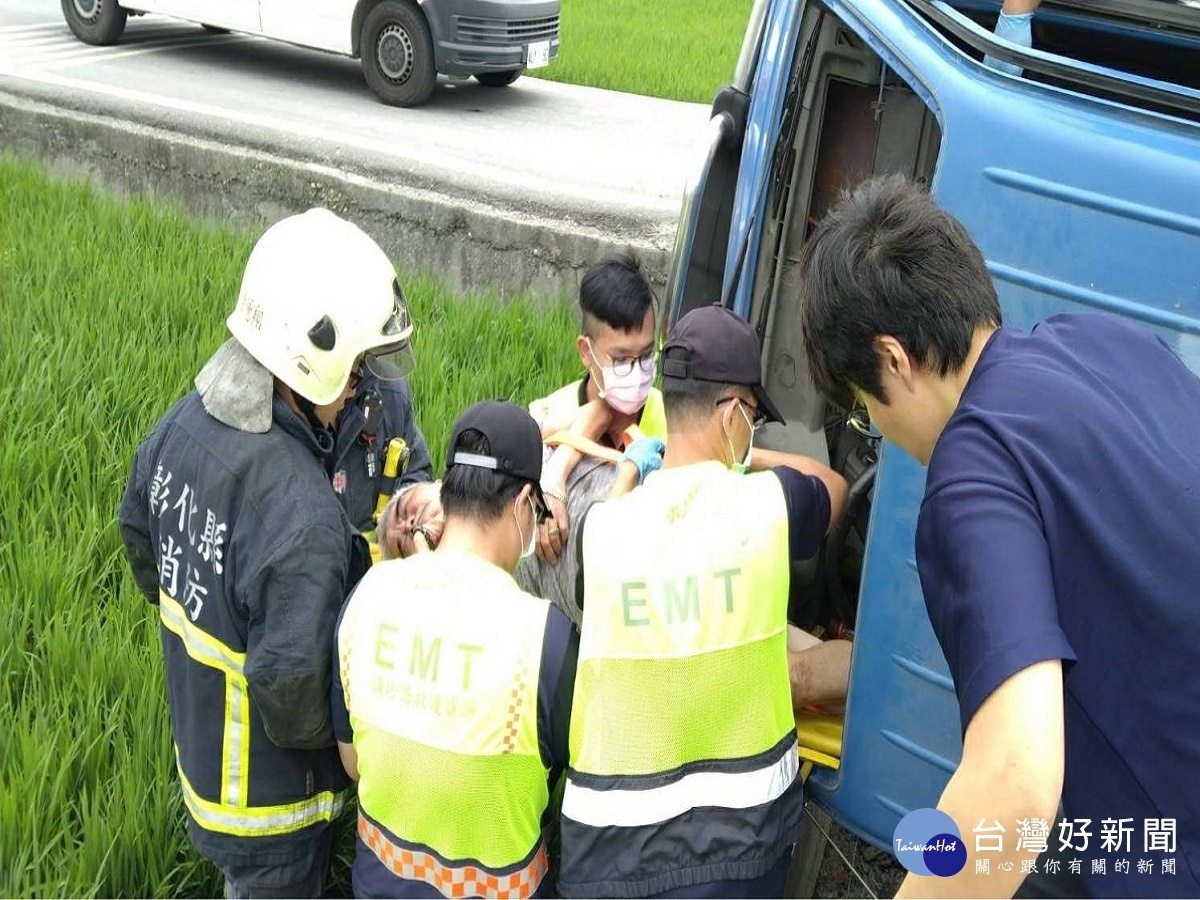 埔鹽補習班車與小貨車發生擦撞 正副駕駛受困學童僅受驚嚇無傷
