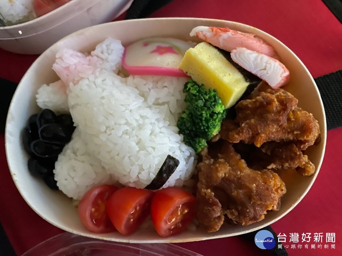 諾富特華航桃園機場飯店為學童精心準備的餐盒。（甘女士提供）