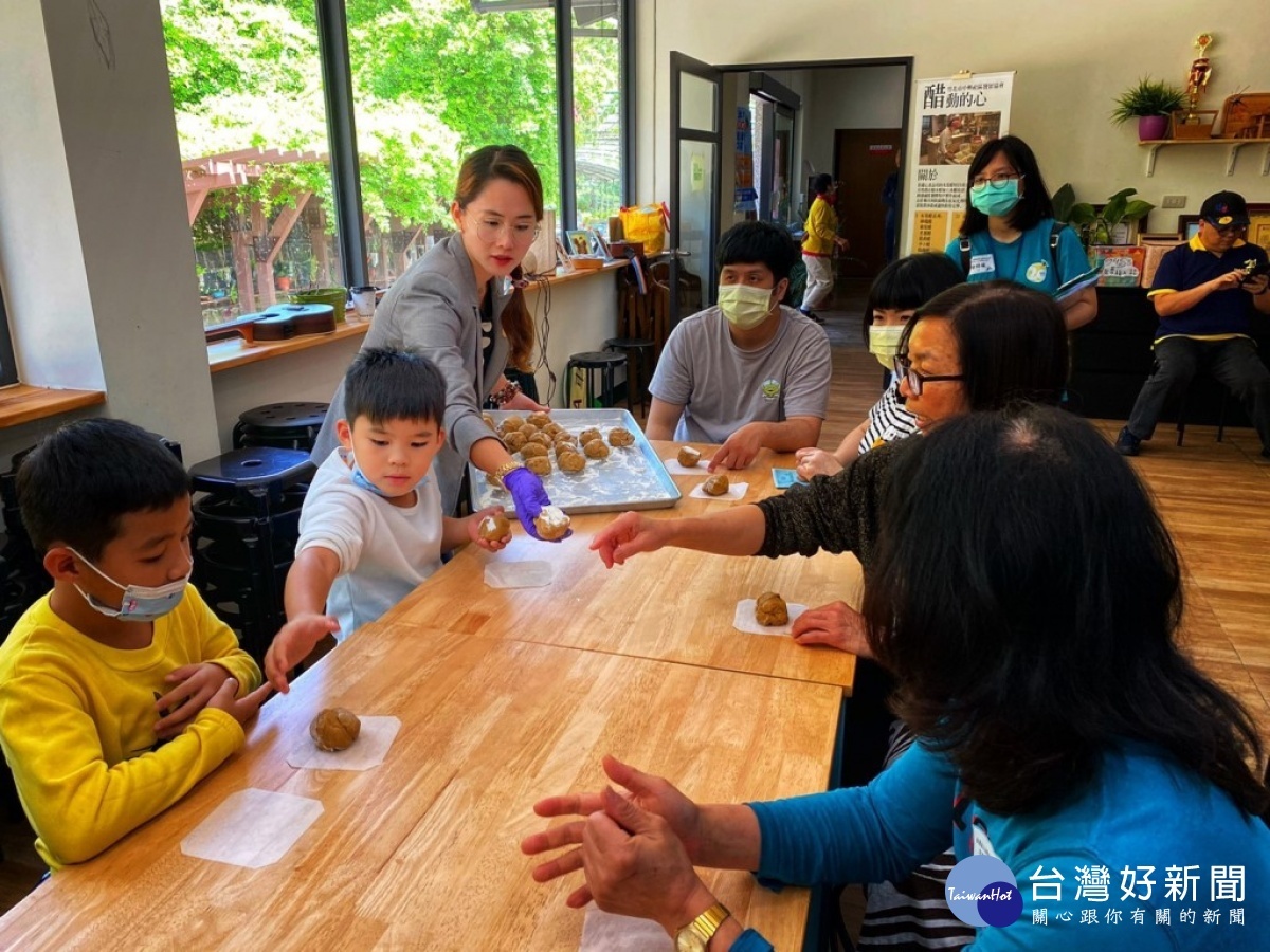 落實綠色照顧,新竹新城社區推動友善農村,吸引罕見疾病基金會帶著病患家庭一起親近農村並且體驗報將黑饅頭DIY。(圖/水土保持局)