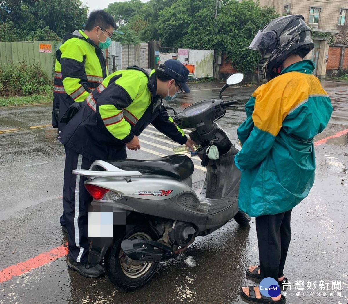 員警協助到附近的加油站買汽油添加，陳婦順利返家