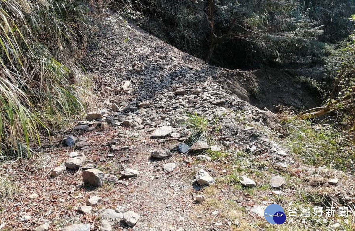 落石崩塌情形 (拍攝地點:郡大林道17-18.5k處/林管處提供)