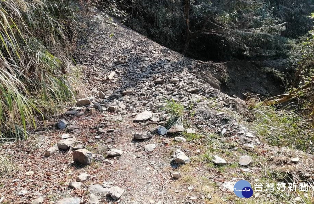 落石崩塌情形 (拍攝地點：郡大林道17-18.5k處/林管處提供)