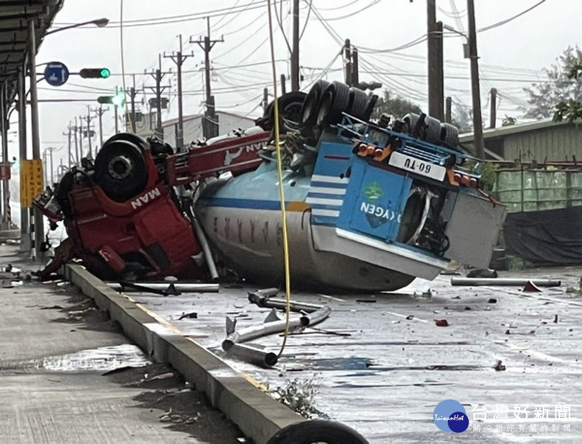 載運液態氮之油罐車空車，行經台61線因天雨路滑，失控自撞護欄並衝出翻覆至台17線上，臺西警方獲報立即到場協處，所幸駕駛經送醫治療無大礙。