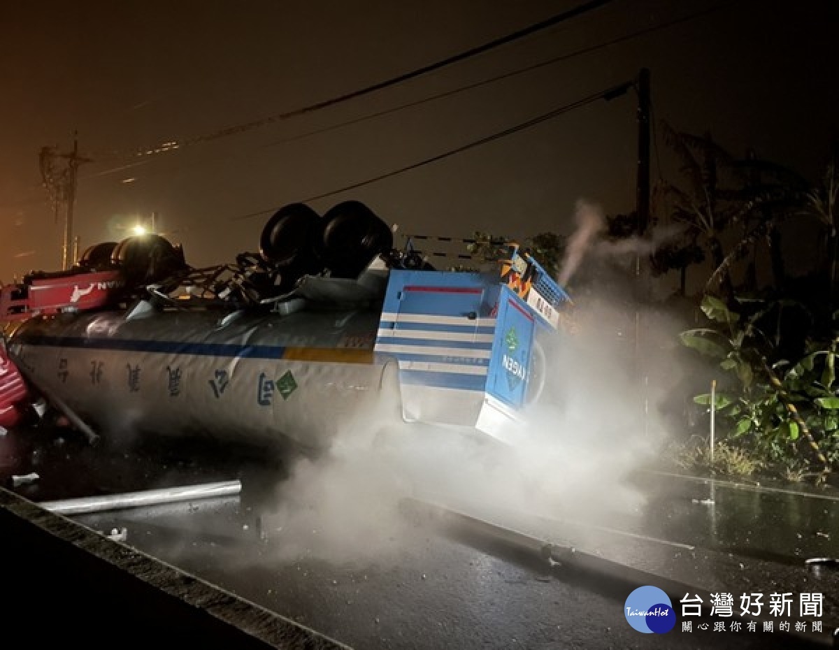 載運液態氮之油罐車空車，行經台61線因天雨路滑，失控自撞護欄並衝出翻覆至台17線上，臺西警方獲報立即到場協處，所幸駕駛經送醫治療無大礙。