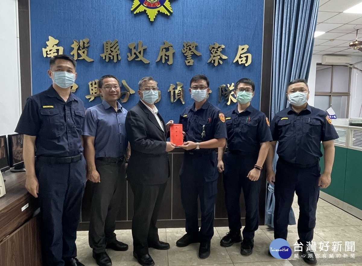 呂局長特往頒慰問金。(中興分局提供)