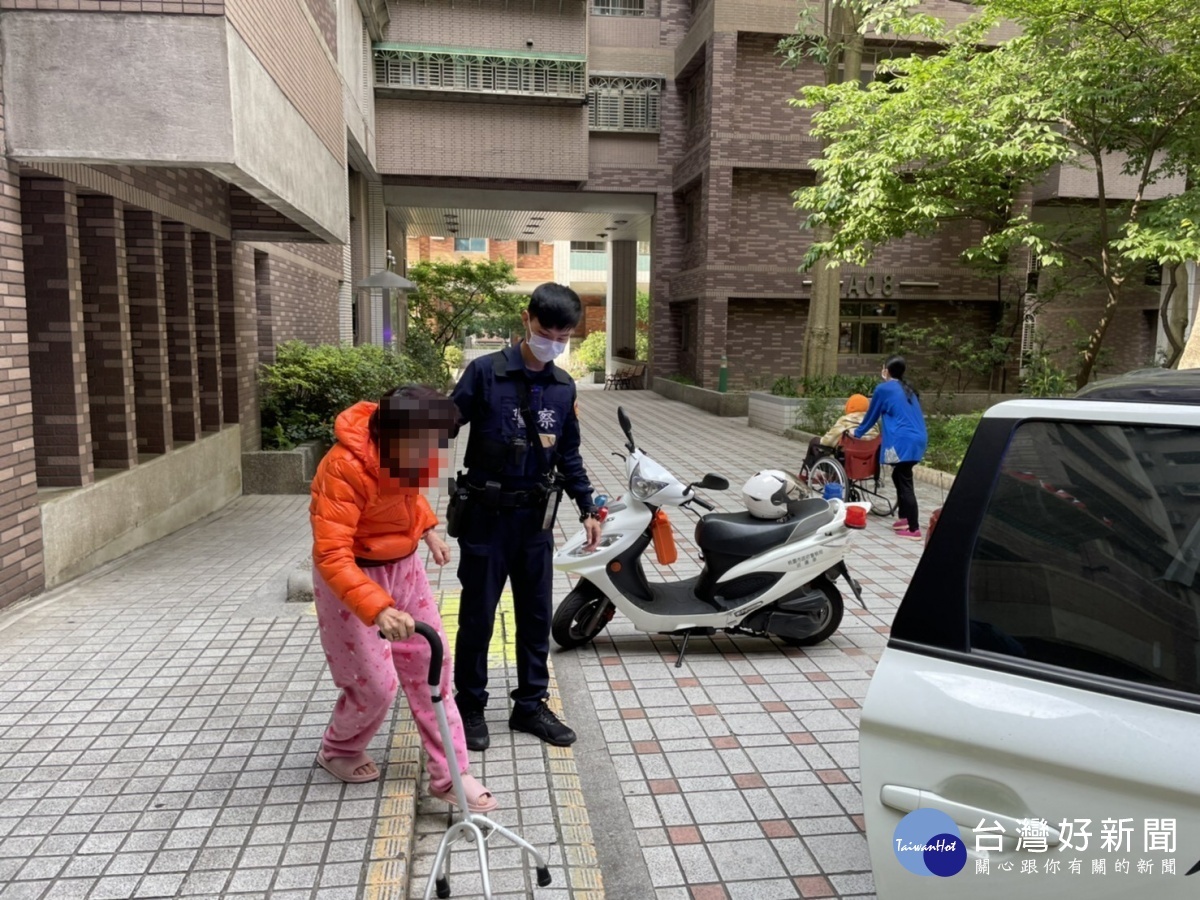 失智婦人外出找住院的先生迷途坐路旁,警方協助婦人返回溫暖地家