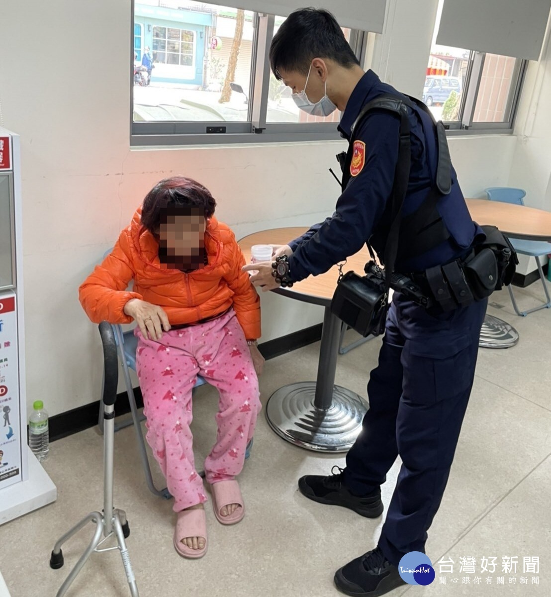 失智婦人外出找住院的先生迷途坐路旁,警方協助婦人返回溫暖地家