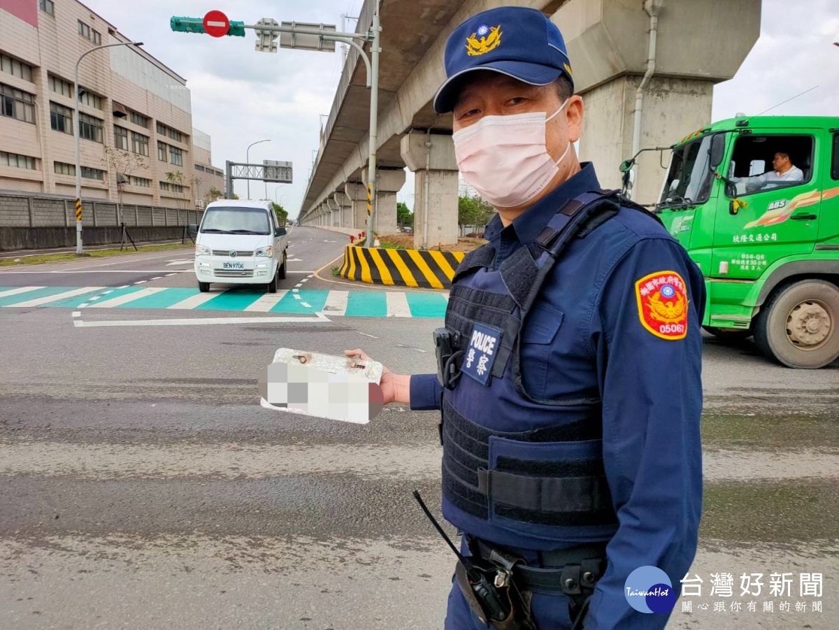 警方要返回派出所處理時意外在路上發現邱女所遺失的車牌