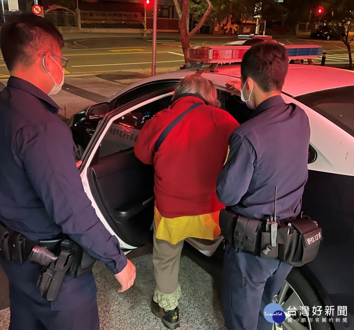 失智婦人愛坐公車忘記回家路，暖警助返家