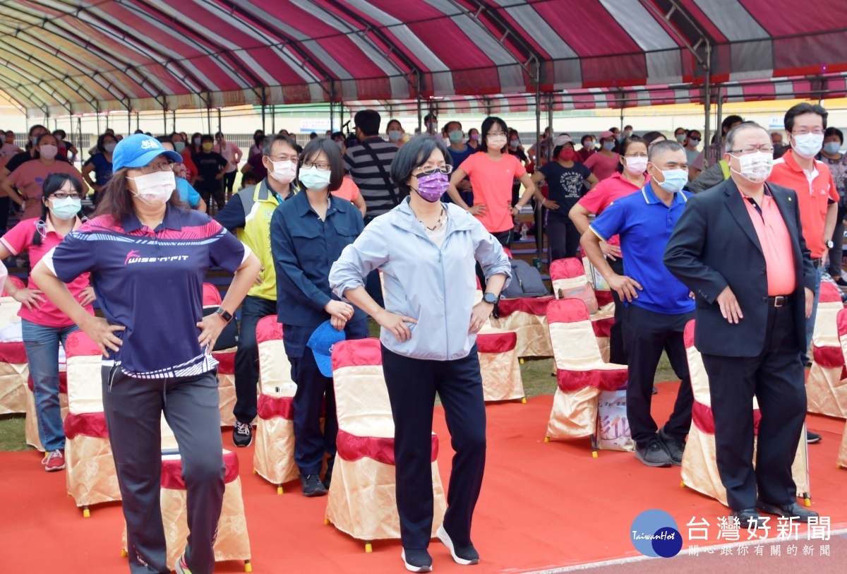 女生愛運動啟動儀式後,全場一起運動起來。