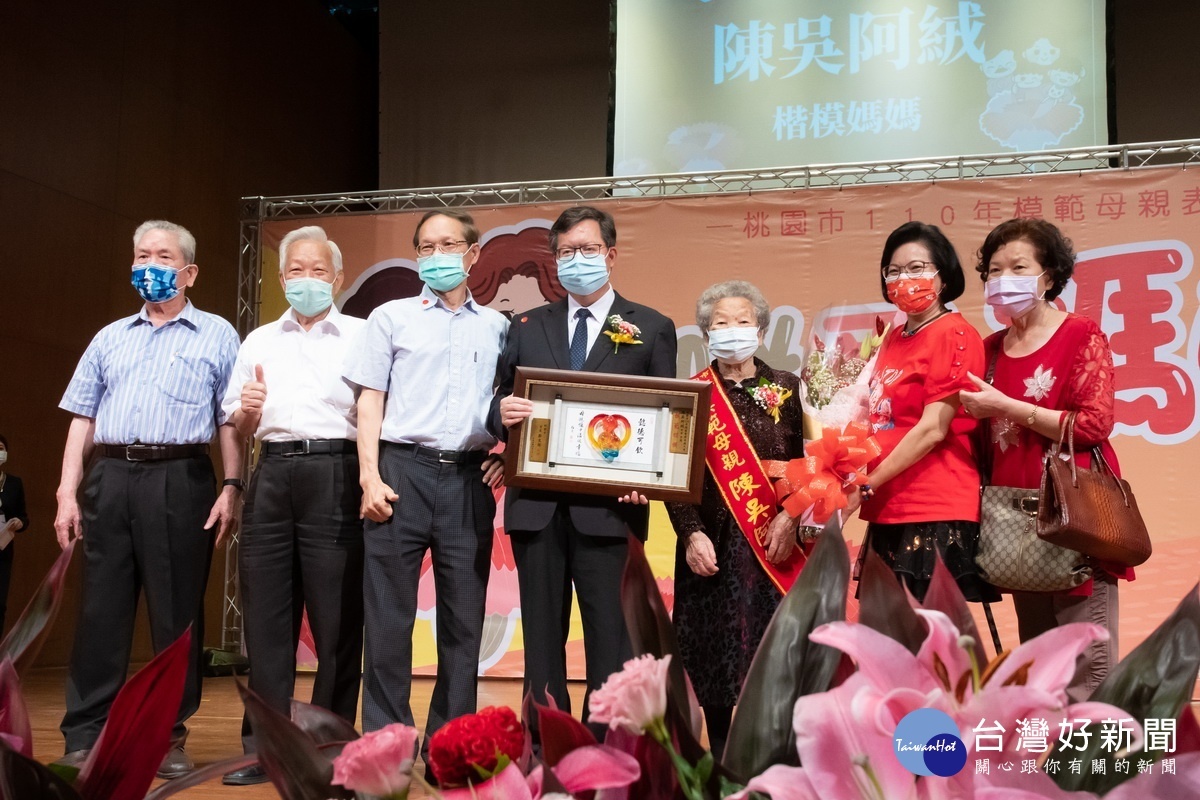 101歲的陳吳阿絨阿嬤榮獲110年模範母親，接受桃園市長鄭文燦祝福和表揚。