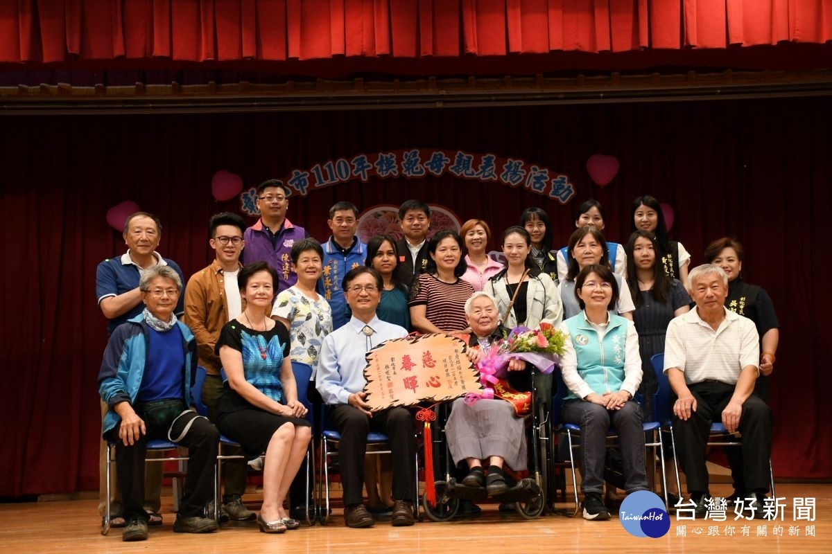 林世賢市長逐一和受表揚的模範母親與家屬合影。
