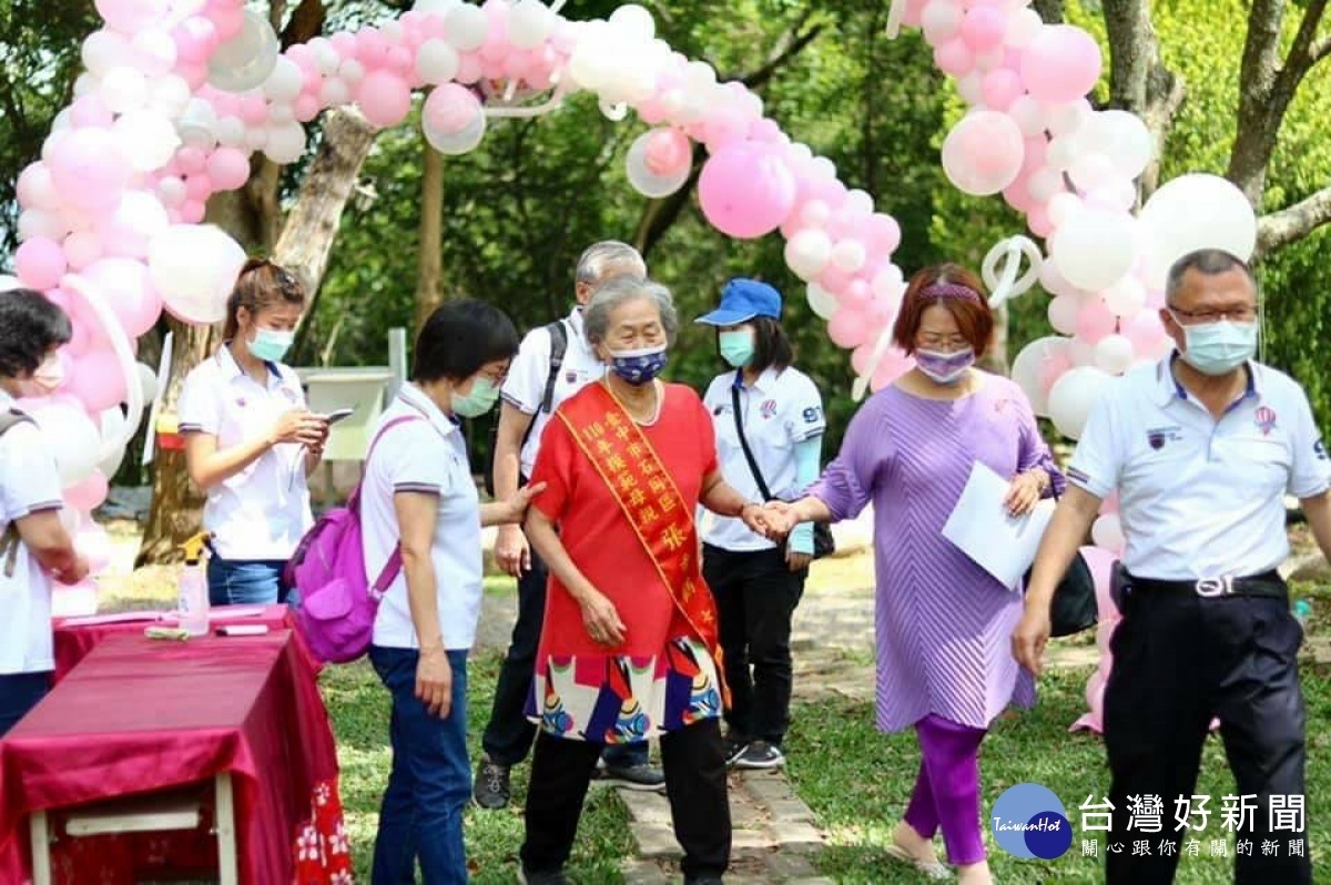 石岡模範母親表揚首度移師戶外