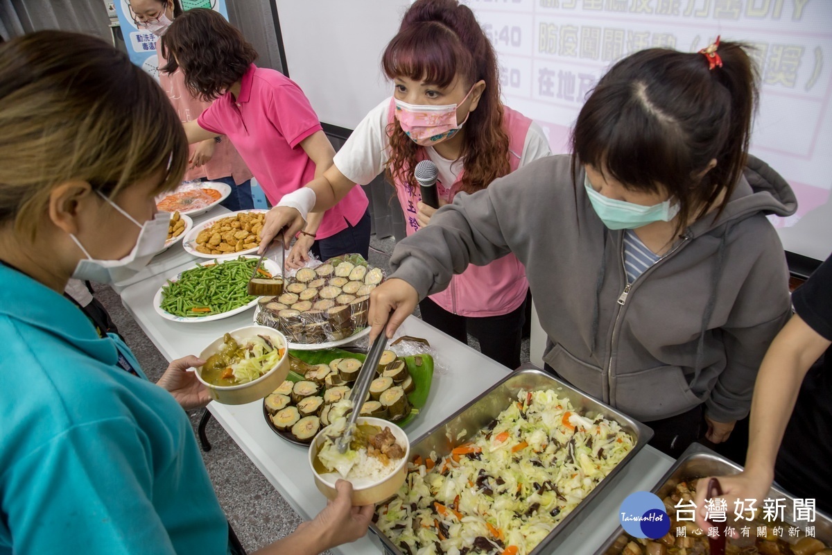 異國美食解鄉愁。（羅美玲服務處提供）