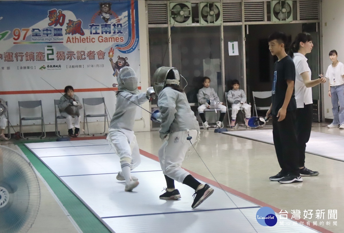 女子軍刀國小中高年級組進行比賽。（記者扶小萍攝）