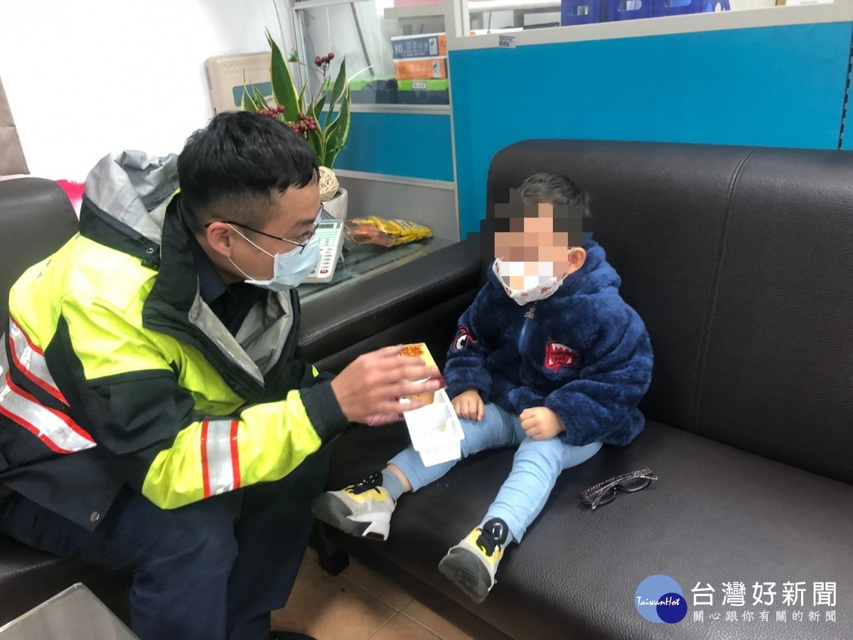 處理車禍充當臨時保姆,內壢警助孩童返家
