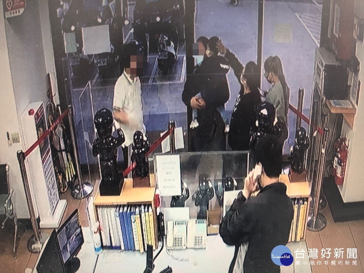 處理車禍充當臨時保姆,內壢警助孩童返家