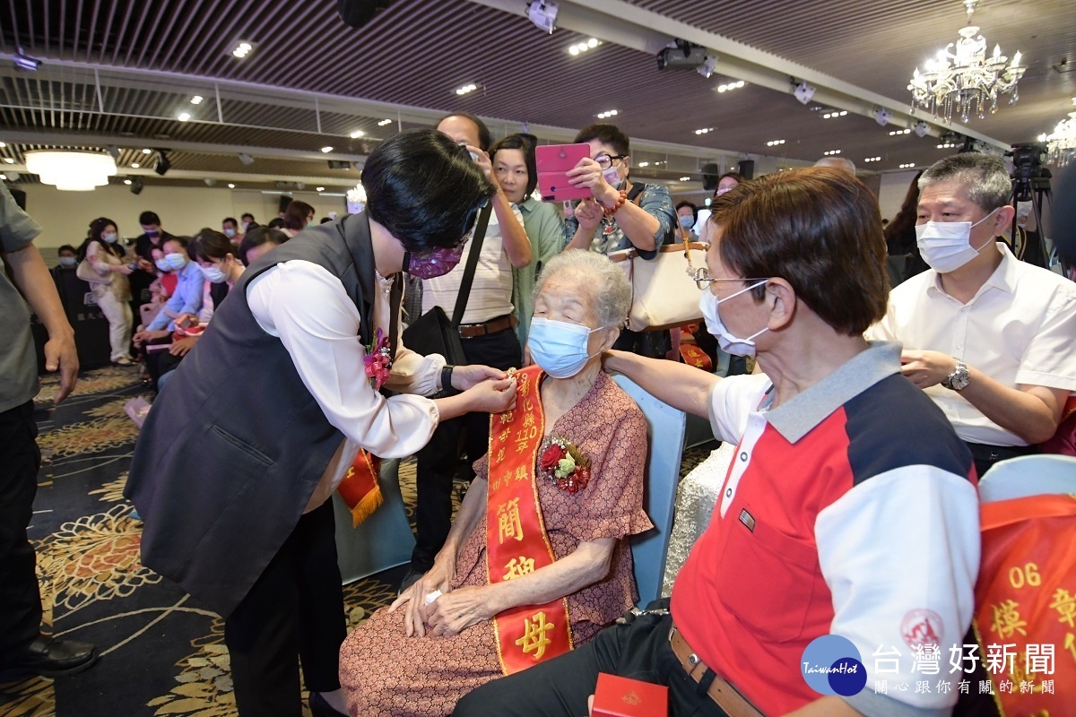 彰化縣模範母親表揚,現漲王惠美親自幫簡魏母媽媽別上胸針,場面溫馨。圖/彰化縣政府提供