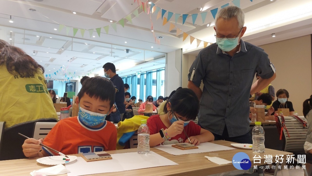 畫家醫師鄭良珊指導參加民眾在杯墊上畫畫。圖/彰化秀傳醫院提供