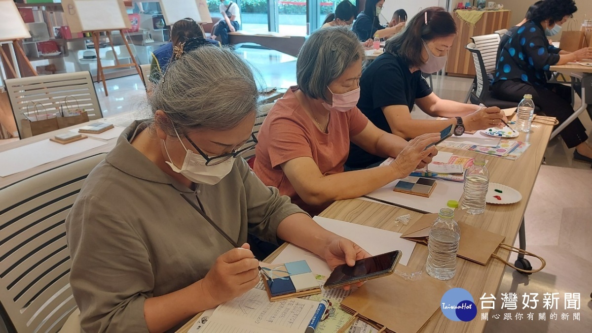 高齡80歲的薛陳緞是曾世美畫家的婆婆,婆媳共同習畫15載。圖/彰化秀傳醫院提供