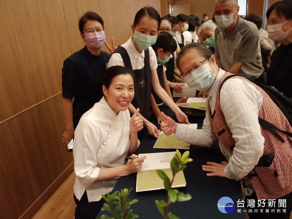 會後蔡青兒辦簽書會。(慈濟南投聯絡處提供)