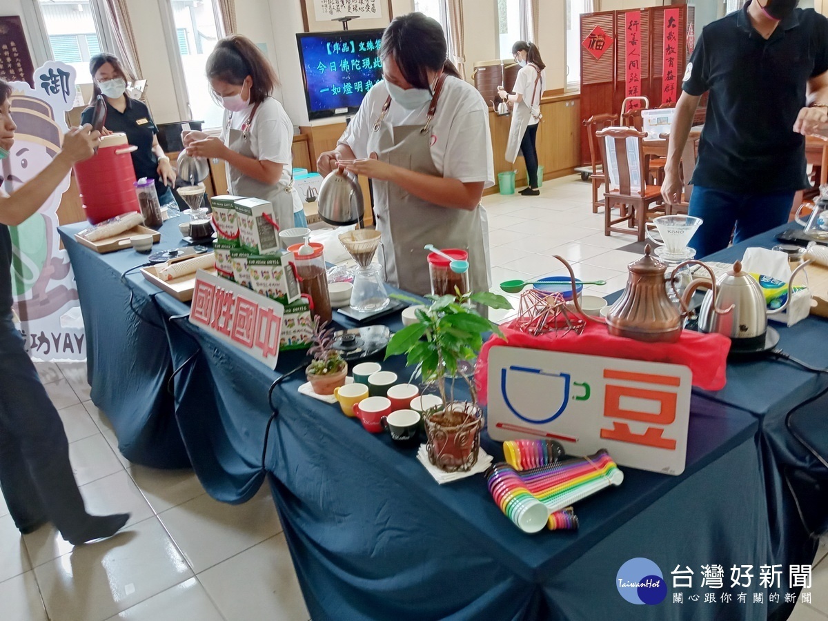 國姓國中同學沖泡咖啡與大眾分享。(慈濟南投聯絡處提供)